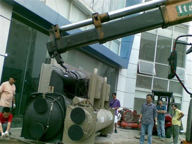 锦江区随车吊和汽车吊的核心区别是什么？哪种更省钱？