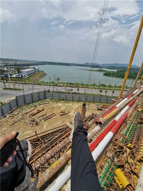 锦江区作业中发生设备损坏或人员意外，责任怎么划分？