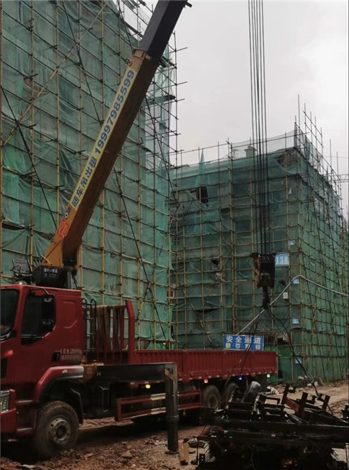 锦江区“慢工细活”—— 吊车的 “微动控制” 技术